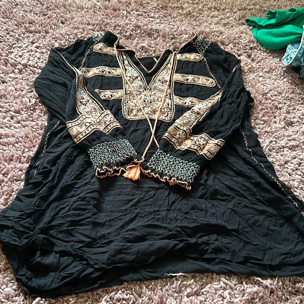 CASUAL BLACK TOP SIZE MEDIUM
